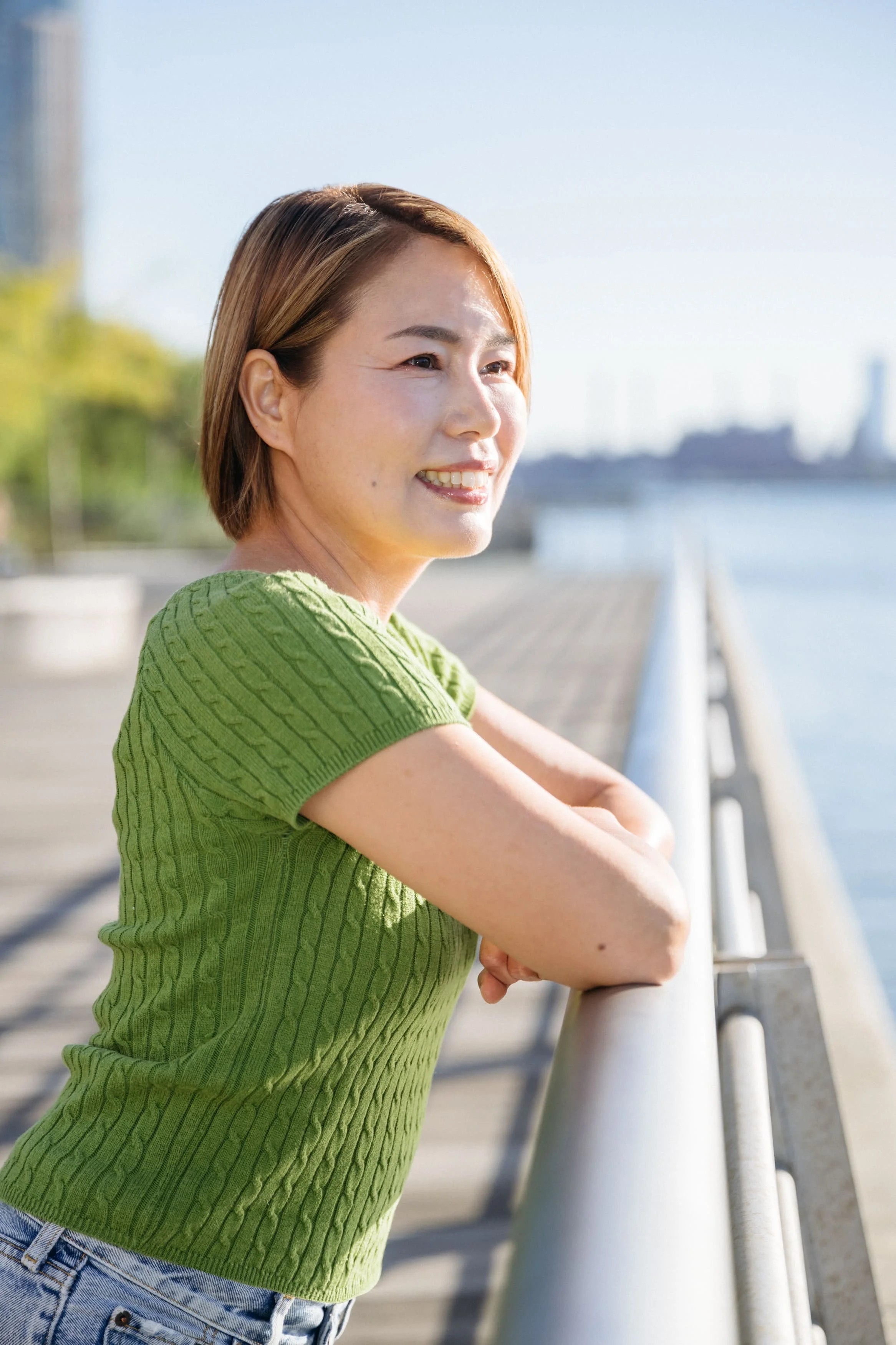 ニューヨークの川沿いで微笑む梶原奈美子